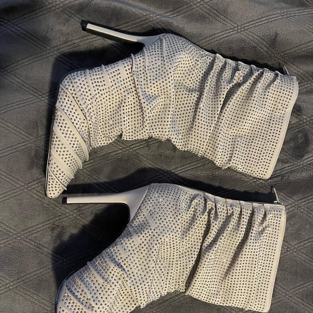 NWOT - Sparkles … Shine - grey boots - great for a night out!